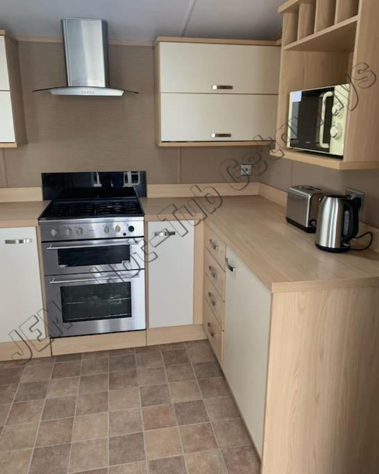 Jems Hot-Tub Getaways 8 Berth At Tattershall Lakes ภายนอก รูปภาพ